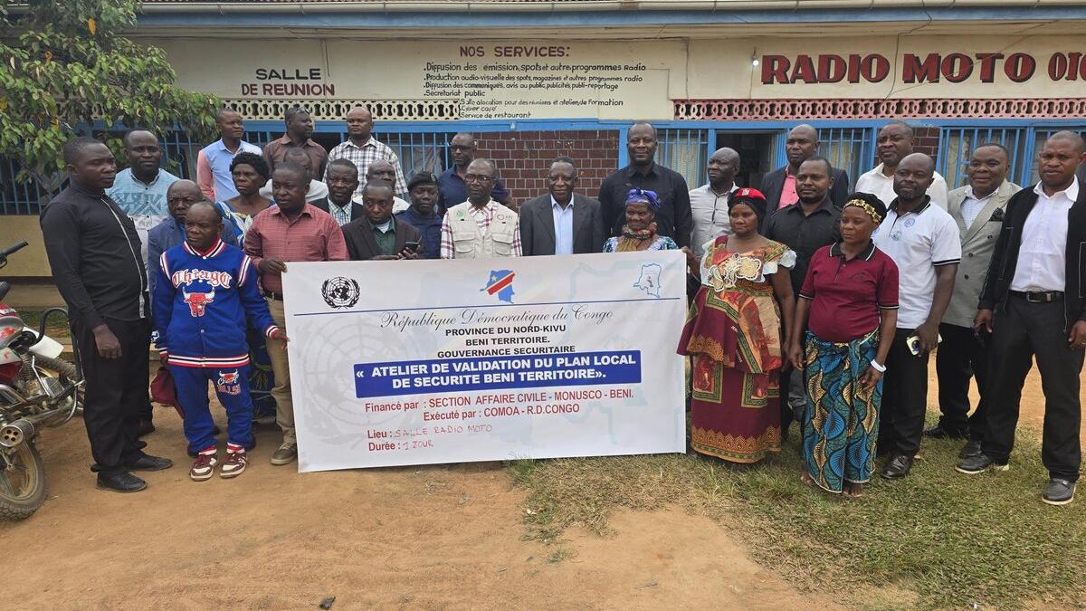 Un groupe pose pour une photo commémoratif.